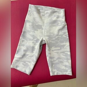 Lululemon size 4 like new..light gray.